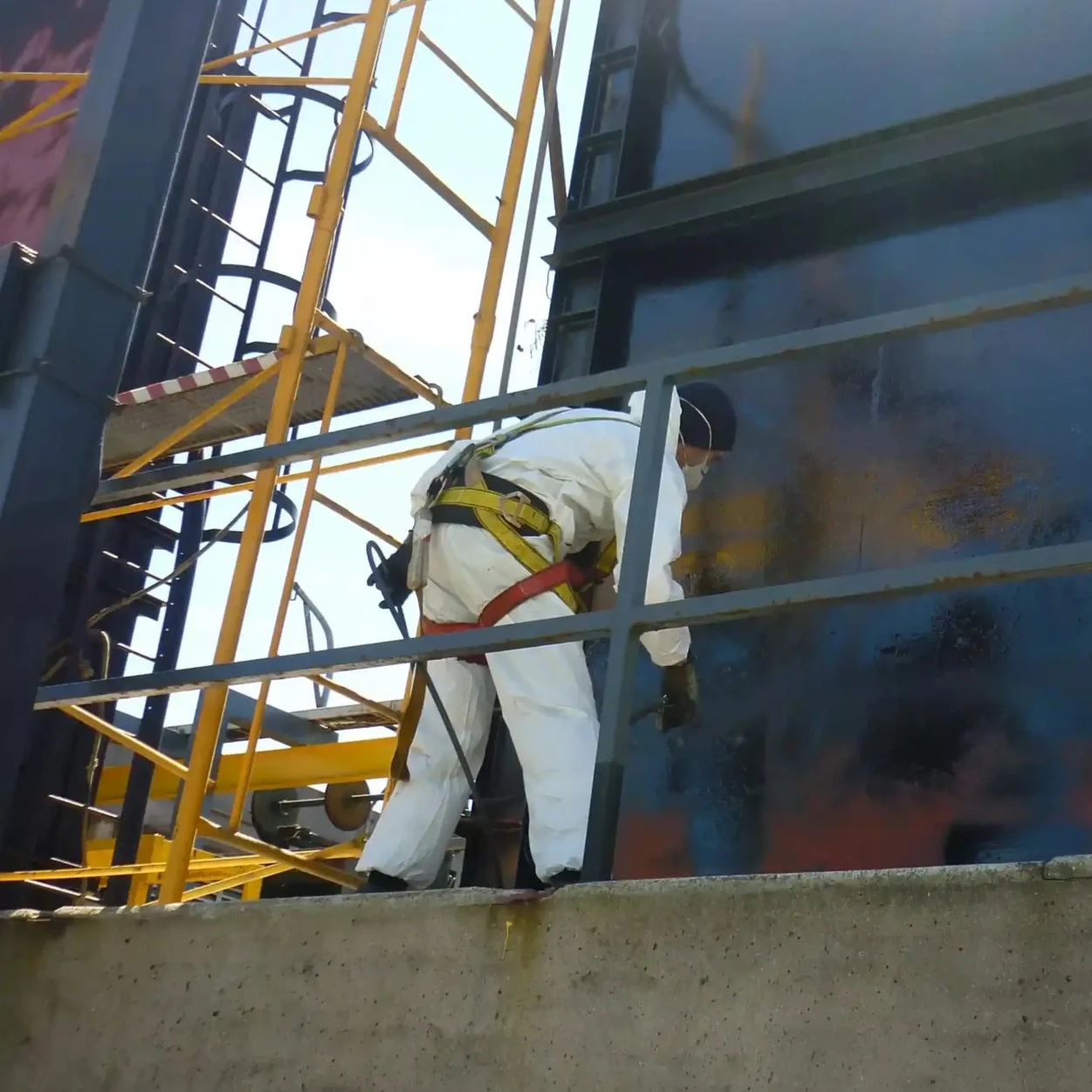 Trabajador-obra-pintura-epóxi-1250×1250 Trabajador-obra-pintura-epóxi-1250x1250